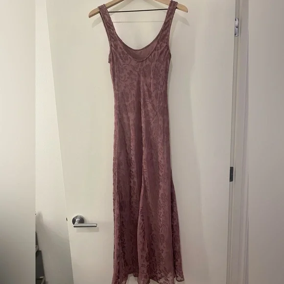 Elegant Sleeveless Dress in Mauve - Picture 4 of 7
